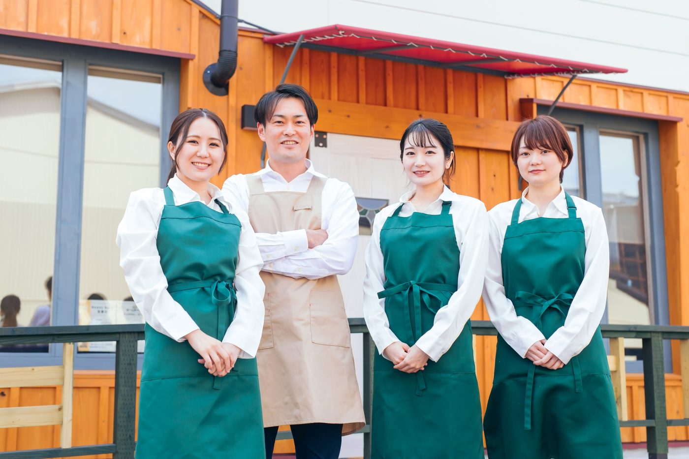 店舗前に並ぶスタッフ