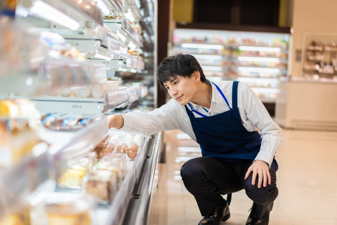 売場で商品を陳列するスタッフ